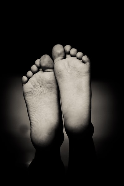 人类脚的灰度图
